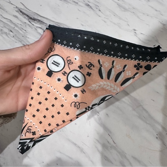 Authentic CHANEL pocket square with fragrances - Picture 3 of 3